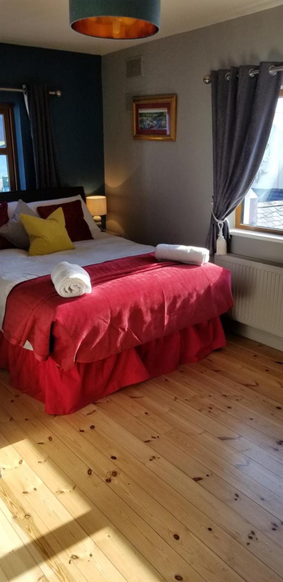 Baywatch Inn Дингл Экстерьер фото